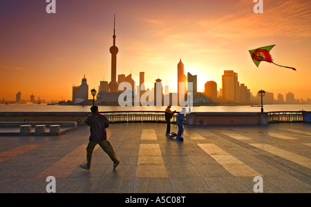 Ein Drachen bei Sonnenaufgang auf der Bund in Shanghai Stockfoto