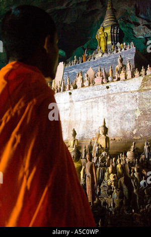 Mönch Buddha-Statuen im Inneren Pak Ou Höhle Luang Prabang Laos zu betrachten Stockfoto