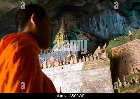 Mönch Buddha-Statuen im Inneren Pak Ou Höhle Luang Prabang Laos zu betrachten Stockfoto