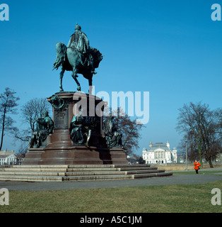 Schwerin, Reiterstandbild, Großherzog Friedrich Franz II. bin Schloß, Im Hintergrund Das Theater, 1893 Stockfoto