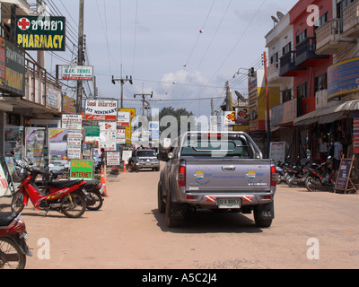 Geschäfte mit touristischen Dienstleistungen Saladan Village North Ko Lanta Insel Thailand Stockfoto