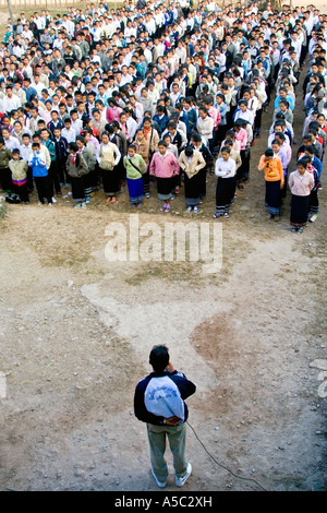 Redner vor Outdoor Schule Montage Hongsa Laos Stockfoto