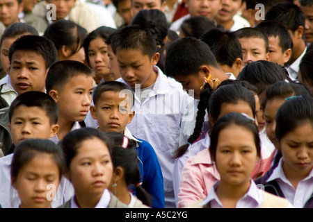 Studenten bei Montage vor der Schule Hongsa Laos Stockfoto