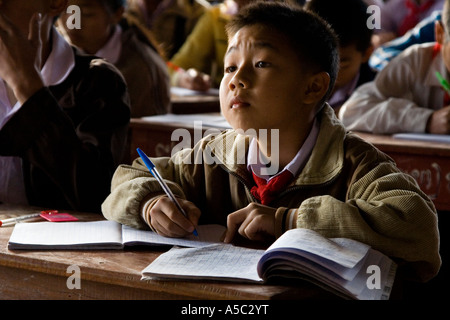 Junge Studenten, die die Noten Hongsa Laos Stockfoto