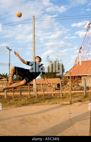 Junge Männer spielen Kataw Hongsa Laos Stockfoto