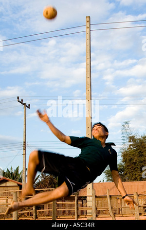 Junge Männer spielen Kataw Hongsa Laos Stockfoto