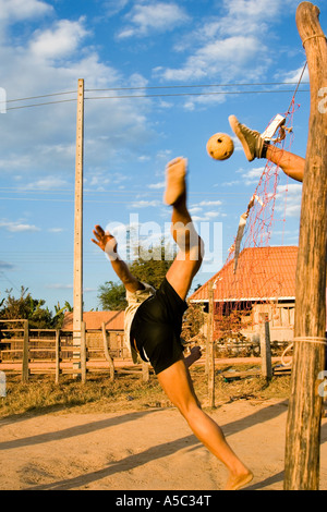 Junge Männer spielen Kataw Hongsa Laos Stockfoto