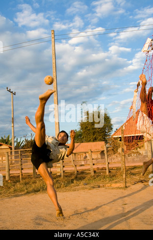 Junge Männer spielen Kataw Hongsa Laos Stockfoto