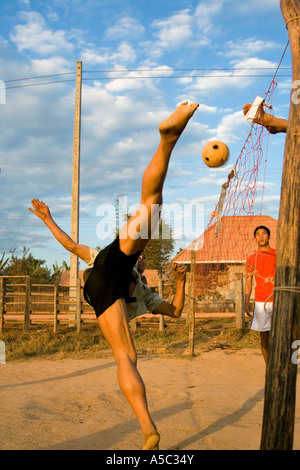 Junge Männer spielen Kataw Hongsa Laos Stockfoto