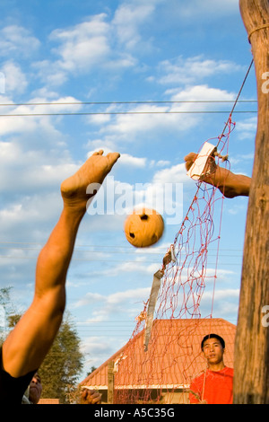 Junge Männer spielen Kataw Hongsa Laos Stockfoto