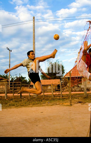 Junge Männer spielen Kataw Hongsa Laos Stockfoto