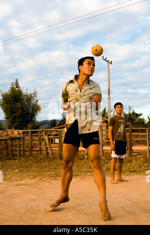 Junge Männer spielen Kataw Hongsa Laos Stockfoto