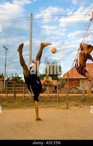 Junge Männer spielen Kataw Hongsa Laos Stockfoto