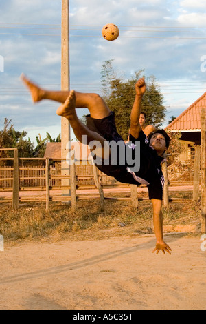 Junge Männer spielen Kataw Hongsa Laos Stockfoto