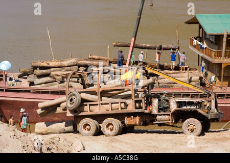 Entladung Protokolle von LKW und Binnenschiff Tha Suang Laos laden Stockfoto