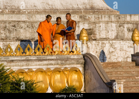 Mönche lesen aus einem Buch auf Phu die Stupa Udumxai oder Muang Xai Laos Stockfoto