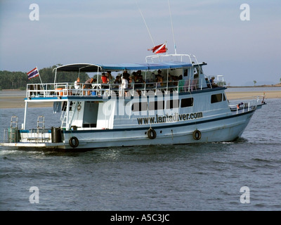 Tauchboot verlässt Saladan Village Ko Lanta Insel Thailand Stockfoto