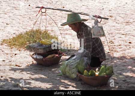 Traditionellen Mais Anbieter mit Hibachi Grill auf Schulter Fahrradtasche Ao Nang Strand in der Nähe von Krabi Thailand Stockfoto