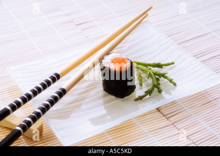 Maki-Sushi mit Lachs, Nahaufnahme Stockfoto