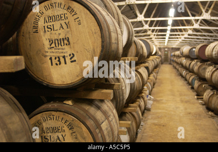 Ardbeg Fässer fälligen Anleihe Lager, Ardbeg auf Islay, Schottland Stockfoto