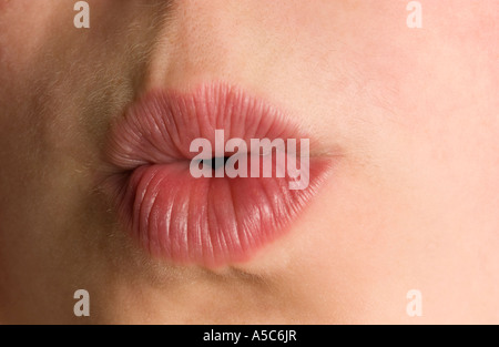 Teenager-Mädchen Lippen spitzte zu pfeifen Stockfoto