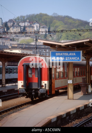 Bratislava, Slowakei. Hauptbahnhof (Hlavna Stanica). Zug am Bahnsteig Stockfoto