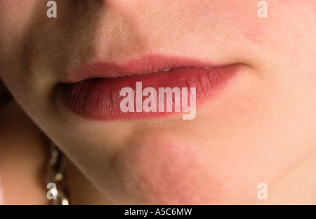 Nahaufnahme der Mädchen in den Mund mit rotem Lippenstift Stockfoto