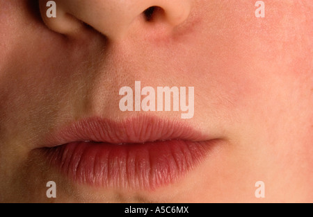 Nahaufnahme der Mädchen in den Mund mit rotem Lippenstift Stockfoto