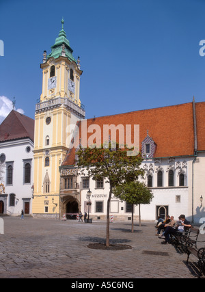 Bratislava, Slowakei. Der Hauptplatz (Hlavne Namestie). Altes Rathaus (Stara Radnica) jetzt Stadtmuseum Stockfoto