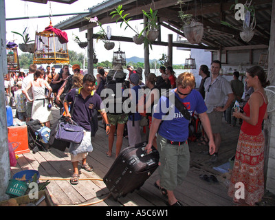 Passagiere kommen am Steg Saladan Village Ko Lanta Insel Thailand Stockfoto