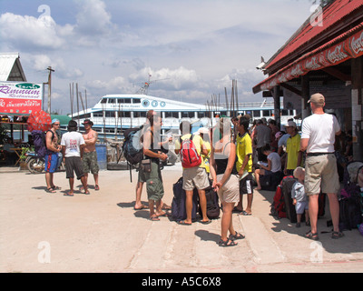 Passagiere warten auf Steg Saladan Village Ko Lanta Island Thailand Stockfoto