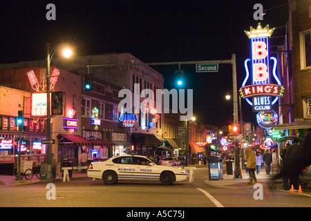 Memphis Tennessee TN USA Nachtaufnahme der Beale Street mit der berühmten Musik Clubs B B King s Night Club ist auf der rechten Seite Stockfoto