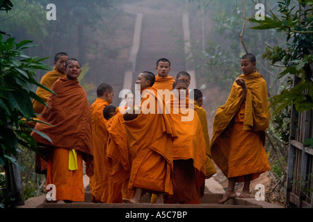 Mönche und Novizen Treppen auf Phu die Stupa Udomxai oder Muang Xai Laos Stockfoto