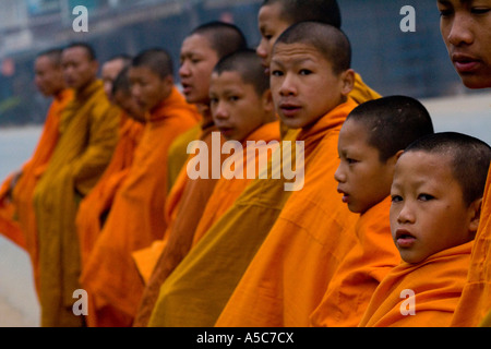 Orangefarbenen Roben Novizen während morgen Almosen Sammlung Udomxai oder Muang Xai Laos Stockfoto