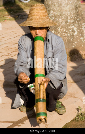 Yao Mann Rauchen aus ein großes Rohr oder Bong Yaoqu China Stockfoto