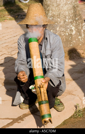 Yao Mann Rauchen aus ein großes Rohr oder Bong Yaoqu China Stockfoto