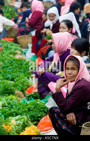 Minderheiten im Markt Mengla Xishuangbanna China verkaufen Stockfoto