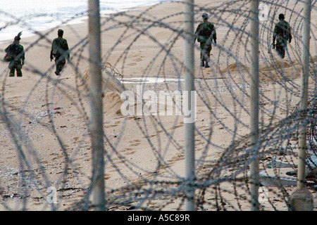 Koreanische Armeesoldaten marschieren Beach Patrol in der Nähe der nordkoreanischen Grenze Korea Stockfoto