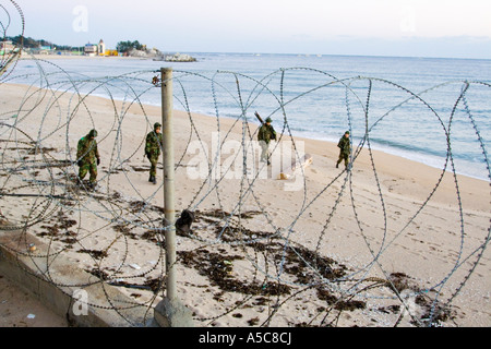 Koreanische Armeesoldaten marschieren Beach Patrol in der Nähe der nordkoreanischen Grenze Korea Stockfoto