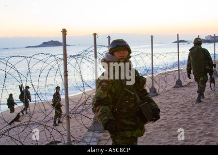 Koreanische Armeesoldaten marschieren Beach Patrol in der Nähe der nordkoreanischen Grenze Korea Stockfoto