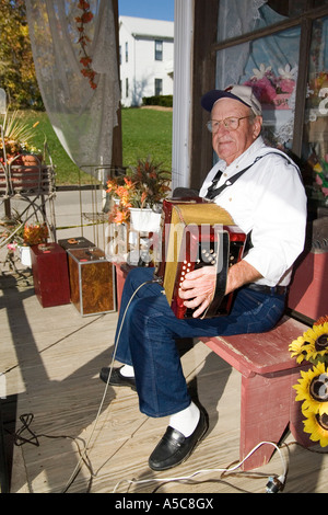 MO in Missouri alte Akkordeonspieler spielt Polka in Kimmswick MO Oktober 2006 Stockfoto