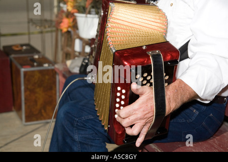 MO in Missouri Nahaufnahme von einem alten Akkordeonspieler spielt Polka in Kimmswick MO Oktober 2006 Stockfoto