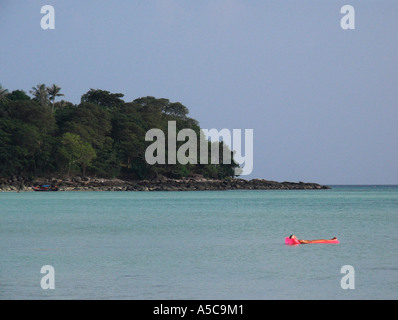 Junge Frau schwebt leuchtend rosa Luftbett Hut Hin Khom Beach Phi Phi Island Thailand Stockfoto