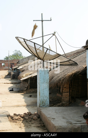 TV Sat-Ariel auf eine strohgedeckte Lehmhütte in einem Desia Kondh Stammes-Dorf. Orissa.India Stockfoto