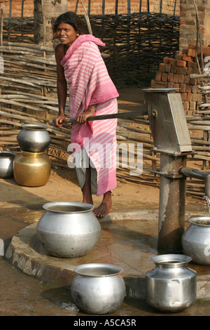 Sammeln von Wasser von der Pumpe Dorf in Orissa, Indien Stockfoto