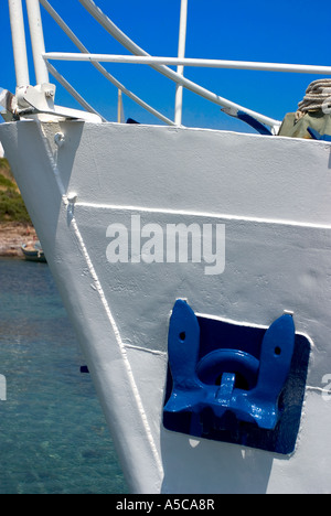 Anker in dem Hawse Rohre auf dem Schiff in Griechenland gezogen Stockfoto