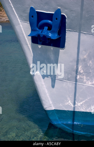 Anker in dem Hawse Rohre auf dem Schiff in Griechenland gezogen Stockfoto