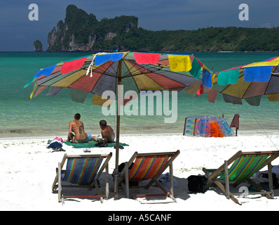 Junges Paar Sonnenbaden Ao Lo Dalam Strand Phi Phi Island Thailand Stockfoto