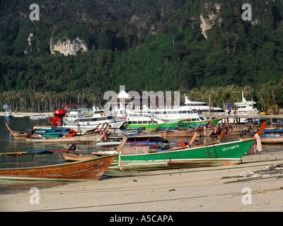 Longtail Boote und Fähren Ton Sai Pier Phi Phi Island Thailand Stockfoto