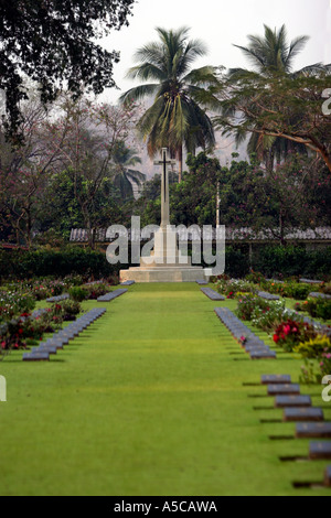 Steinkreuz bei Chungkai War Cemetery in der Nähe von Kanchanaburi Thailand Stockfoto